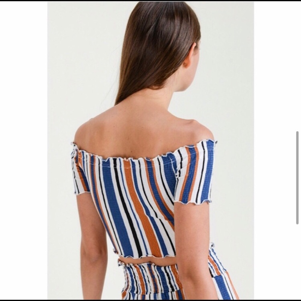 💙Off Shoulder Ruffled Crop Top🧡 - Picture 5 of 6